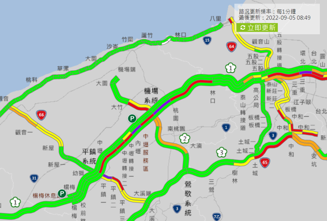 國道一號北上44公里處5日上午發生車禍，截至上午8時許車流已回堵至內壢。（翻攝高公局）