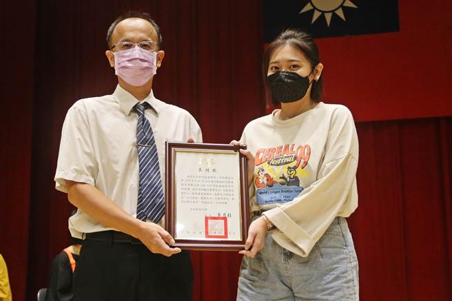 弘光科大新生刘静慈(右)帮助昏厥女性就医，副校长潘世尊(左)特别表扬。(弘光科大提供)