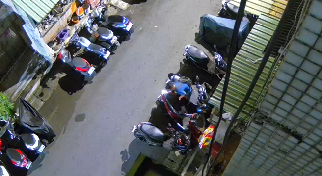 高雄一名3置物箱窃贼连续找同一部机车下手行窃。车主装监视器画面录下犯行并尾随报警终于逮到窃嫌。(戴志扬翻摄)