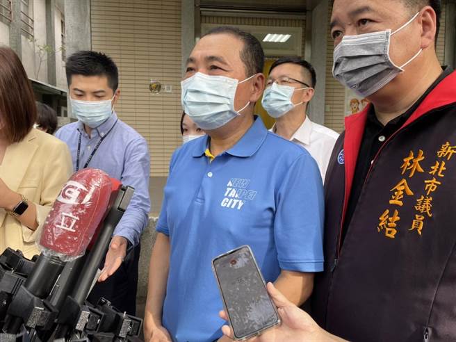 民进党台北市长参选人陈时中「免治马桶」政见影片，外界质疑有偷窥问题。新北市长侯友宜今表示，看到影片后觉得不太舒服，质疑有性骚扰的问题。（蔡雯如摄）