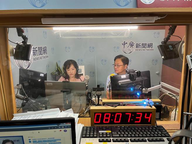 国民党桃园市长参选人张善政（右）接受节目专访。（张善政竞选办公室提供）