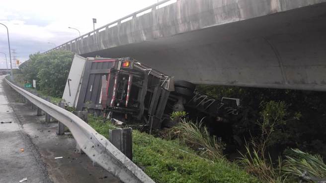 國道1號北向44.2公里桃園往林口上坡路段，今天清晨發生大型車禍事故。（翻攝照片）
