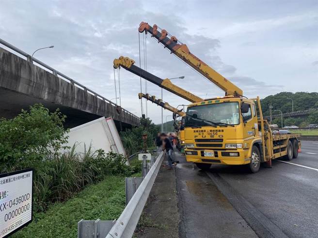國道1號北向44.2公里桃園往林口上坡路段，今天清晨發生大型車禍事故。（翻攝照片）
