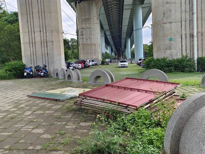「台版迷你万里长城」休閒景观步道，民眾发现公务单位工程围篱浪板，四处弃置数月无人闻问？（民眾提供）
