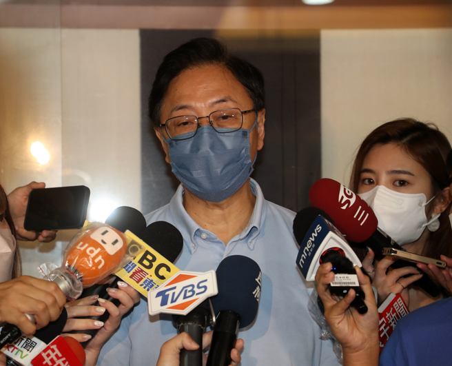 国民党桃园市长参选人张善政（见图）5日接受电台节目《千秋万世》主持人王浅秋专访，会后受访时，再度针对报告被指涉抄袭一事，强调着作权法第50条、第52条都已经容许合理使用，我们的引用不是抄袭，也不是剽窃，是合理使用。（刘宗龙摄）