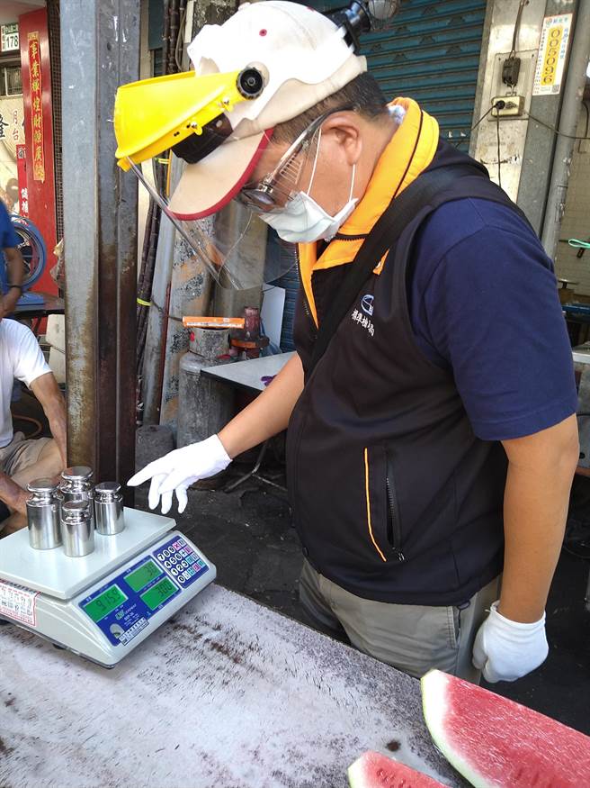 交易磅秤黏貼「同」字檢定合格單，才是標準檢驗局認證的合格磅秤。（經濟部提供）