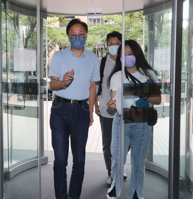 國民黨桃園市長參選人張善政（左）5日赴中國廣播公司出席電台節目《千秋萬世》主持人王淺秋專訪。（劉宗龍攝）