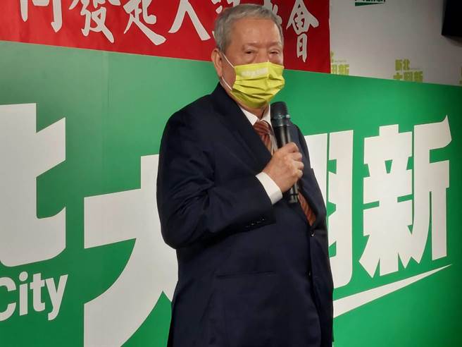 新北市宜蘭縣同鄉會總會理事長以香腸烤久不翻面會烤焦，來比喻形容侯友宜執政在新北已執政12年，需要「翻新」。（陳慰慈攝）