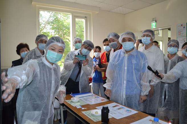 新北市长侯友宜今到树林区武林国小自立午餐厨房，视察食材验收、制备作业，2023年预计完成供应165校，使全市半数以上学校都能享用自家午餐。（蔡雯如摄）