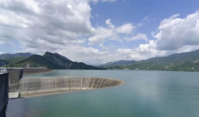 南化水库受颱风带所带来降雨目前达到满库，处于自然溢流中。（南水局提供／李俊淇台南传真）