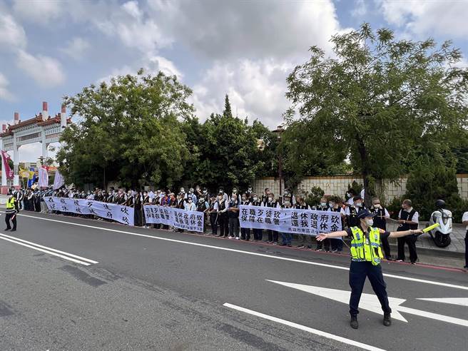 中华民国退职警察总会公祭后，列队在台南市立殡仪馆外的国民路上，拉白布条诉求「「保障现职警，还我退休金」。（洪荣志摄）