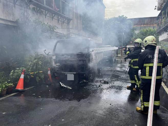 万里区仁五街上午发生火烧车。（民眾提供）