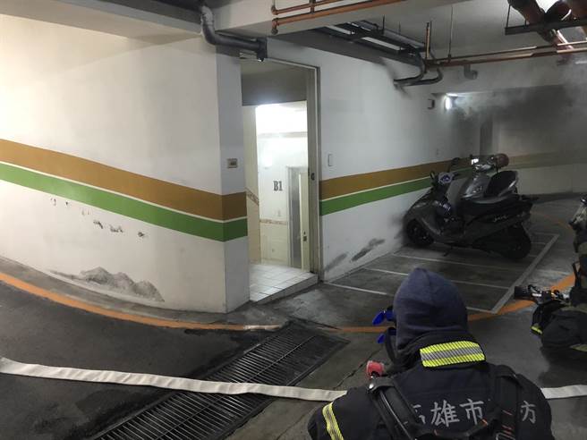 高雄市三民区今日上午10时21分许，一处住宅大楼地下一楼发生疑似变电箱起火，消防队获报十全分队、大昌分队、鼎金分队、凤山分队共12车25人前往救援，所幸火势迅速被控制。（翻摄照片／崔正纲高雄传真）