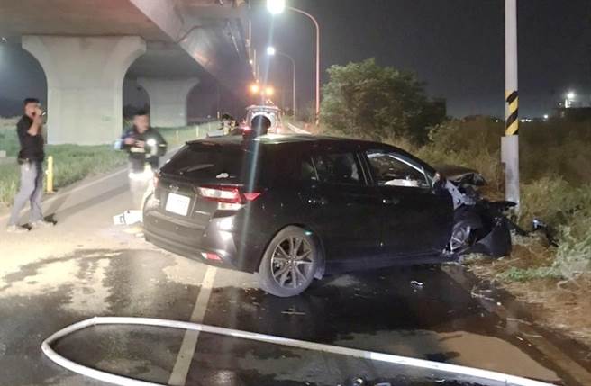 嘉义县朴子市台82线桥下崁后路口今凌晨发生一起自小客自撞事故，45岁许姓驾驶卡在车内，被救出时已明显死亡。（朴子分局提供∕吕妍庭嘉义传真）