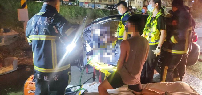 嘉义县朴子市台82线桥下崁后路口今凌晨发生一起自小客自撞事故，45岁许姓驾驶卡在车内，被救出时已明显死亡。（嘉义县消防局提供∕吕妍庭嘉义传真）