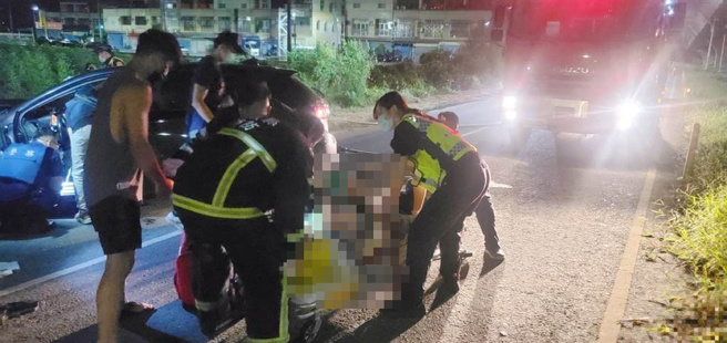 嘉义县朴子市台82线桥下崁后路口今凌晨发生一起自小客自撞事故，45岁许姓驾驶卡在车内，被救出时已明显死亡。（嘉义县消防局提供∕吕妍庭嘉义传真）