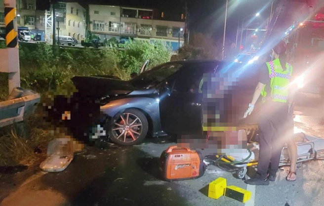 嘉义县朴子市台82线桥下崁后路口今凌晨发生一起自小客自撞事故，45岁许姓驾驶卡在车内，被救出时已明显死亡。（嘉义县消防局提供∕吕妍庭嘉义传真）