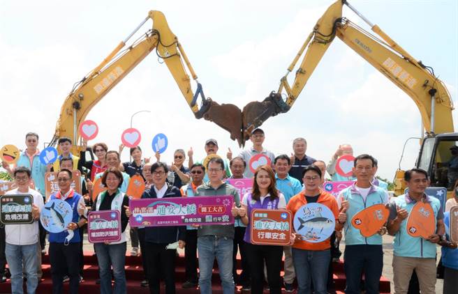 高雄市长陈其迈（前左四）5日出席梓官区通安大桥改建动土典礼。（林瑞益摄）
