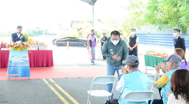 高雄市长陈其迈（左）5日出席梓官区通安大桥改建动土典礼，他感谢民进党立委邱志伟支持地方建设。（林瑞益摄）