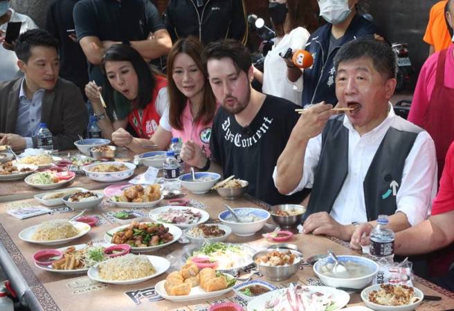 民进党台北市长参选人陈时中5日前往大稻埕慈圣宫庙埕前享用小吃，媒体持续关注公厕免治马桶涉及偷窥的影片，他表示，整体拍摄由专业团队拍摄、竞选团队设计，当接获反映后就立刻修正，影片主要是要凸显出公厕进步文化及提升安全、卫生，相关主题因此被掩盖，立刻修正、表达歉意造成各界误会。（陈君玮摄）