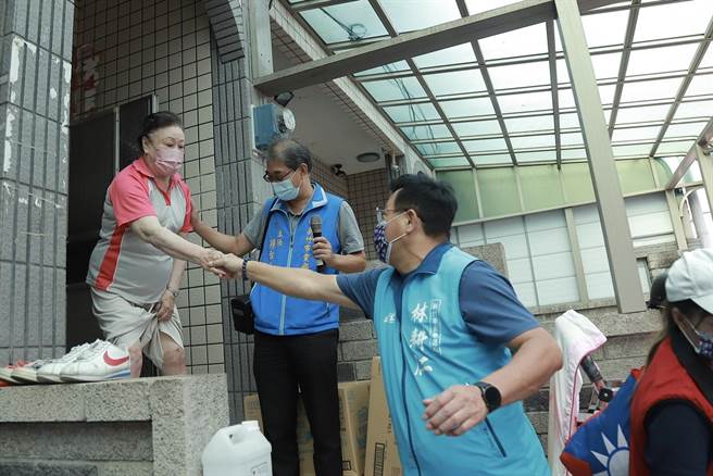 林耕仁今天上午在市议员黄文政、议员参选人张文兴到东区仙宫里徒步家户拜票。（林耕仁提供／陈育贤新竹传真）