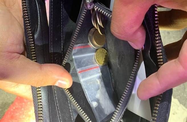 在施男拿出证件时，正好被眼尖员警发现在皮包内有1包毒品，施男坦承刚去买二级毒品「糖仔」（俗称安非他命），经警局採验有毒品反应，但只有三级毒品的反应，施男才惊觉自己竟然买到「假货」。（高市凤山分局提供／杨舒婷高雄传真）
