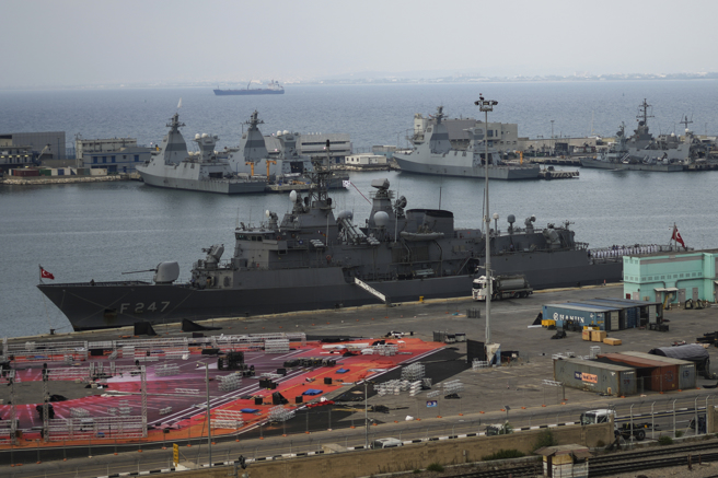 逾十年来首见土耳其TCG凯末尔号（TCG Kemalreis）巡防舰今天停靠在以色列北部港口海法（Haifa）。(图/ 美联社)
