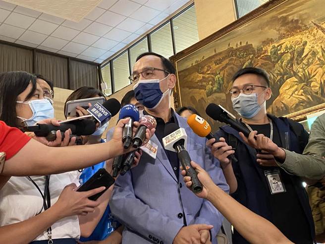 国民党主席朱立伦强调，偷窥绝对是犯罪行为，用偷窥方式或猥亵想要争取选票，不要说是一般民眾，年轻人也绝对不会接受。（游念育摄）