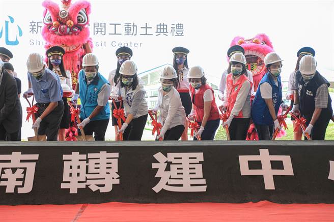 台中市长卢秀燕(右五)为水湳转运中心动土，强调就任后调整原规画，预留衔接国道、捷运与人行通道的3个介面。(林欣仪摄)