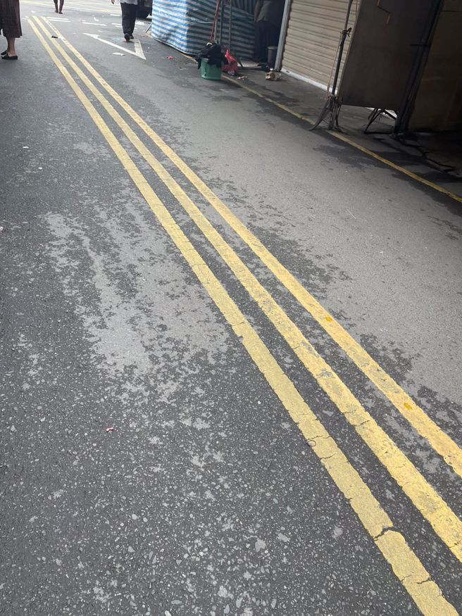 有网友2日拍下南兴街的道路标线，搞笑直呼画错的3条黄线是运动品牌Adidas的联名款。（翻摄自脸书社团《路上观察学院》）
