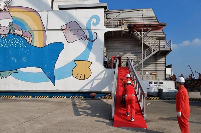 ▲丽娜轮开放机车以登轮梯推车上下船。　图：臺南市政府观光旅游局／提供