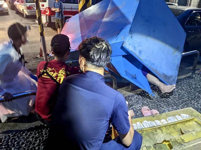 妇人为捡手机掉进旧衣回收箱，右脚卡在洞口动弹不得，「倒头栽」长达1个多小时。（基隆市警局提供／陈彩玲基隆传真）