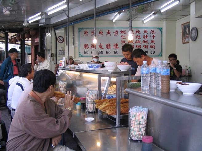 资深媒体人罗友志表示，在网路看到的一星负评几乎都是情绪性字眼，跟店家卖的食物好不好吃完全无关，认为从这点就可以看出台湾人自大且自我感觉良好。（图／翻摄自阿堂咸粥脸书粉专）