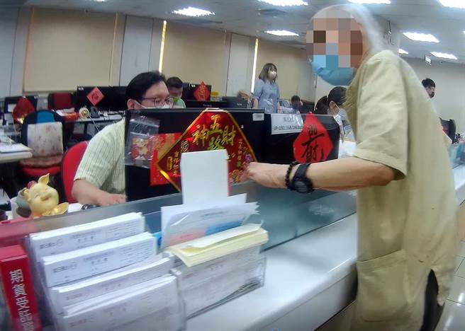 88歲繆姓老翁聲稱要投資匯款20萬美金，行員直覺有炸立刻通知警方到場。（翻攝畫面）