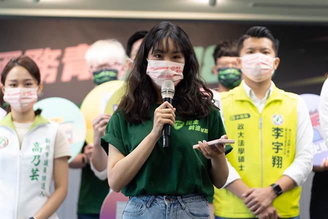 民進黨號召「國務青」一起為18歲公民權進行宣傳。（民進黨青年部提供）