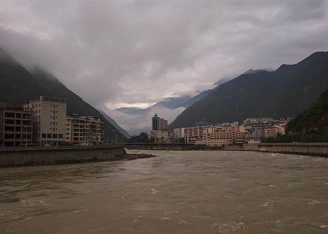 大陆四川甘孜州泸定县附近发生芮氏规模6.8级地震。图为泸定县景貌。（摘自香港东网）