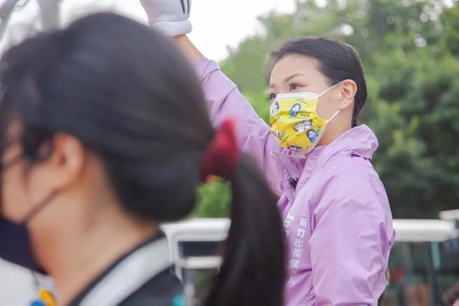 民眾党新竹市长参选人高虹安5日一早站在光復路、学府路口拜票。（高虹安团队提供／王惠慧新竹传真）