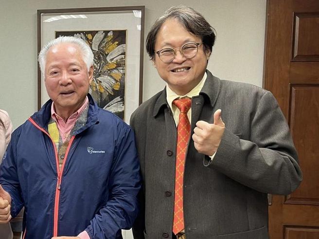 （TCFA台湾连锁暨加盟协会31周年，首度以舞台剧诠释包括前理事长翁肇喜（左）等创业故事。图／TCFA）