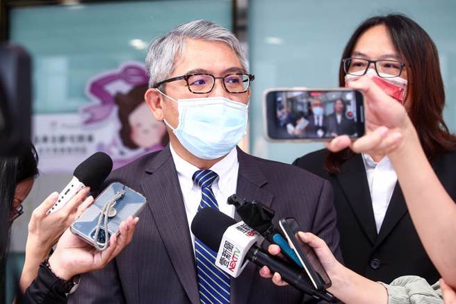 內政部次長花敬群5日出席「幸福久久窩-北車全齡健康宅的開幕儀式活動及記者會」受訪時針對大巨蛋「卡蛋」爭議，表示縱容遠雄提不合理排煙設施，一昧保護遠雄，不走合法做法，才讓審查無法順利。（鄧博仁攝）