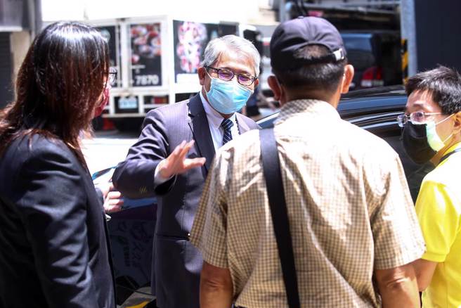 內政部次長花敬群5日出席「幸福久久窩-北車全齡健康宅的開幕儀式活動及記者會」受訪時針對大巨蛋「卡蛋」爭議，表示縱容遠雄提不合理排煙設施，一昧保護遠雄，不走合法做法，才讓審查無法順利。（鄧博仁攝）