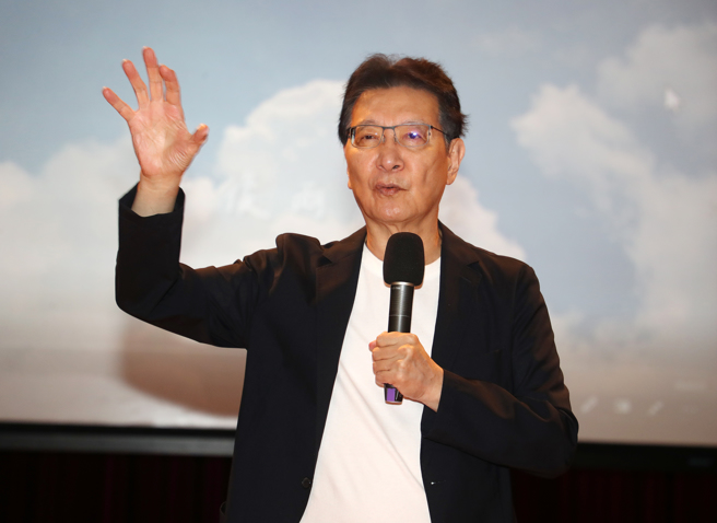 台灣因為新冠肺炎死亡的人數已經破萬，媒體人趙少康（見圖）5日舉行記者會，介紹發表的新歌「午後兩點鐘」，藉由歌曲除了紀念染疫不幸失去生命的同胞及撫慰家屬的心，更是對民進黨荒謬執政下，最溫柔的控訴。（劉宗龍攝）