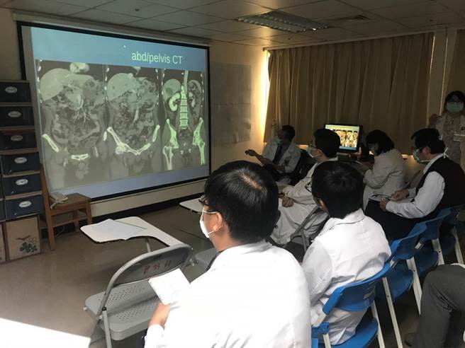 新竹台大分院肿瘤医学部每周召开多团队专家会议，针对个案病情讨论最佳治疗方针。（新竹台大提供／王惠慧新竹传真）