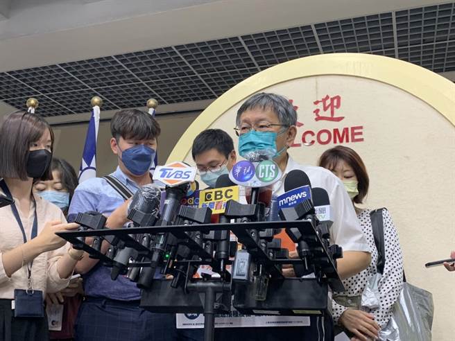 台北市长柯文哲稍早接受媒体联访。（黄婉婷摄）