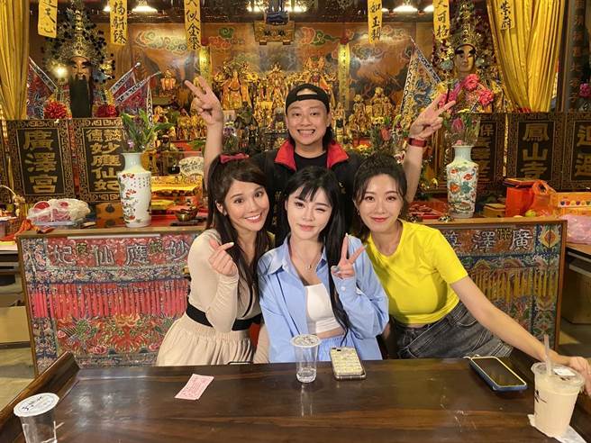 琳妲（前排左起）17LIVER布丁、曾甜都佩服摇滚宫主赖铭伟超强解籤实力。（17LIVE提供）