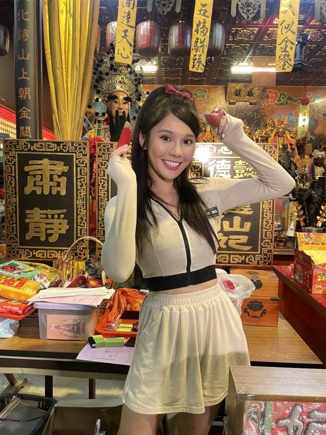 琳妲求籤问感情和事业，获得提醒和指引。（17LIVE提供）