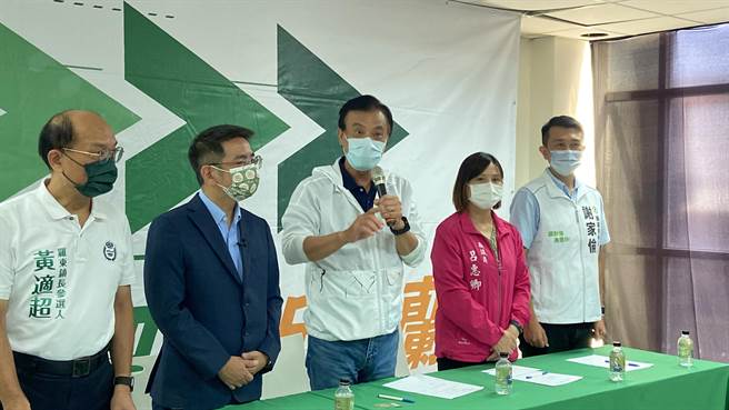 台湾绿色立委联盟理事长苏嘉全（中）今（5日）率领各县市联盟成员，辅选首站至宜兰，为民进党县长参选人江聪渊（左2）等人站台。（吴佩蓉摄）