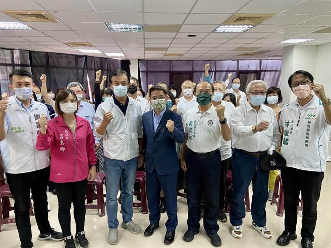 台湾绿色立委联盟理事长苏嘉全（左3）今（5日）率领各县市联盟成员，辅选首站至宜兰，为民进党县长参选人江聪渊（左4）等人站台。（吴佩蓉摄）