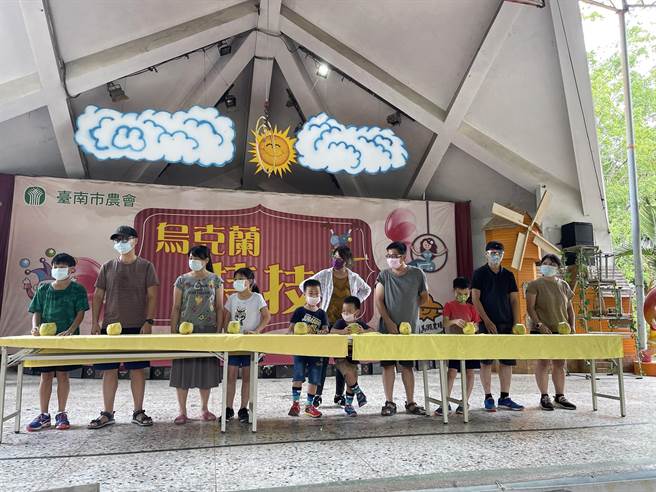 台南大內區走馬瀨農場規畫每天3場的烏克蘭魔術特技秀，連假期間更是加碼演出哈薩克飆馬特技秀。（走馬瀨農場提供／李俊淇台南傳真）