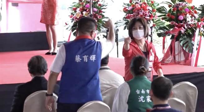 民進黨籍立委賴惠員（右）致詞完下台後，繼續與國民黨議員蔡育輝（左）互嗆。（讀者提供／張毓翎台南傳真）