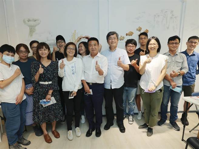 民進黨苗栗縣長參選人徐定禎5日與客家委員會主委楊長鎮，參訪苗栗多位青年創業家。（徐定禎競選團隊提供／李京昇苗栗傳真）